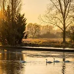 Le Belvedere Aux Cygnes Du Moulin Du Roy Touvre