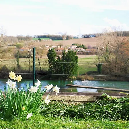Holiday home Grande Maison Escapade Au Bord De La Riviere Touvre
