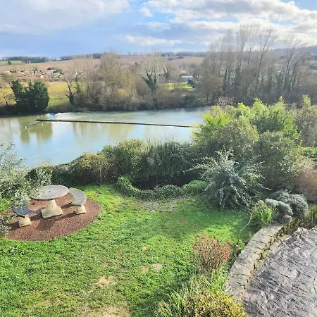 Le Belvedere Aux Cygnes Du Moulin Du Roy Holiday home Touvre