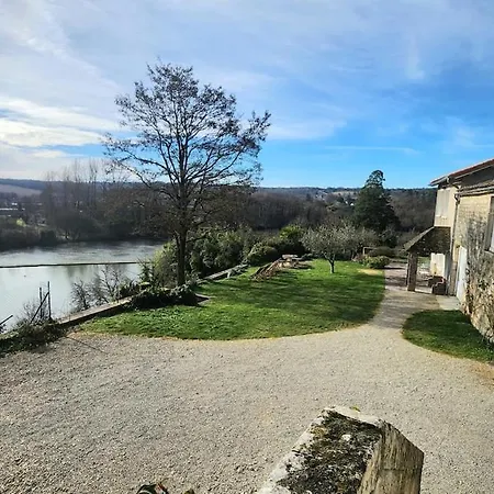 Holiday home Le Belvedere Aux Cygnes Du Moulin Du Roy Touvre